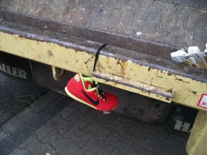 Müll0312 041.jpg (137.79 KiB) 6539 mal betrachtet Ein letzter Blick auf den schönen geilen Nike-Sprinter. Der sah selbst noch während seiner Entsorgung gut aus!