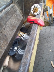 Müll0312 044.jpg (275.83 KiB) 7248 mal betrachtet Die Müllabfuhr hat eindeutig gewonnen: Der Sprinter geht in der nächsten Sekunde "über die Klippe".