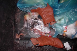 Mit dem berühmten Stöckchen habe ich die Stiefeletten gerettet und nun beschafft ihnen Anja die passende &quot;Patina&quot;. Dann kommen sie zurecht in den Müll! Vielleicht wieder tief unten?!