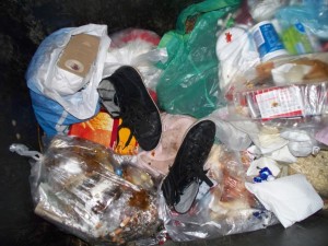 Das ist wenigstens mal geiler Frauenmüll, denn neuwertige Schuhe haben keinen geilen Duft und erst recht kein interessantes &quot;Leben&quot; gehabt. Doch solche Teile sind genau &quot;richtig&quot;.