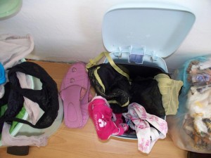 Der süße pinke Snoopy-Slip hatte ebenso ausgedient wie die schon ziemlich verlatschten rosa Schlappen.