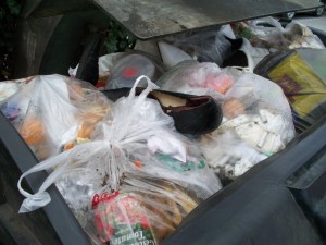 Noch ein paar Mülltüten und dann muss gepresst werden.