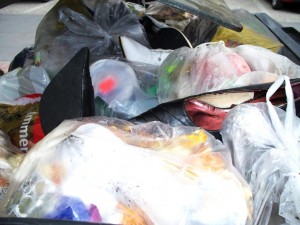 Keck reckt der eine Pumps seine Spitze in Richtung des Pressschildes. Wer da wohl &quot;gewinnt&quot;: verlatschtes Leder oder Stahl?!