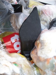 Schon so aufgestellt im Dreck wie ein Mahnmal für spitze Schuhe!