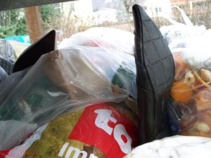 Gleich beide Paare haben sich protestierend aufgestellt: Spitze Schuhe sind nicht altmodisch und gehören deswegen auch nicht weggeschmissen!