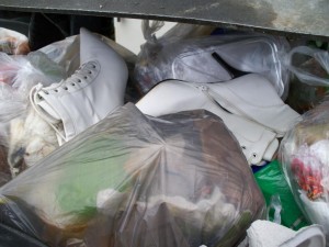 Eine kleine Verfärbung bei der Lagerung ist der einzige Fehler, ansonsten sind die spitzen weißen Schnürstiefel noch ok. Dennoch mussten sie unter die Müllpresse.