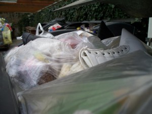 Wohin man guckt: Müll! Und zwei Schuhspitzen. Grins!