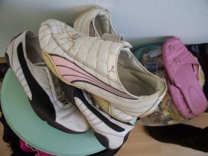 Eigentlich nicht kaputt, aber doch total ausgelatscht, müffelnd und &quot;einfach nicht mehr schön&quot;. Gerade letzter Punkt ist immer bei Frauen das alles zu Müll machende Argument.