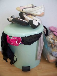 Müll0312 108.jpg (142.2 KiB) 6129 mal betrachtet Der Inhalt des viel zu kleinen Badmülleimers wurde in den großen Küchenmülleimer umgeleert und reingestopft. Da bemerkte Martina, dass sie keinen Müllbeutel in den Eimer reingetan hat. Sie hatte auch keinen; also alles lose runter zur Tonne. Ihre Begeisterung hielt sich in Grenzen.