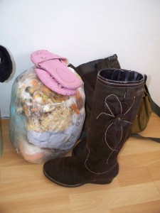 Die rosa Schläppchen lagen auf dem zugeknoteten Küchenmüllbeutel und Stiefel und Handtasche standen auch schon bereit für den allerletzten Gang runter zur Mülltonne.