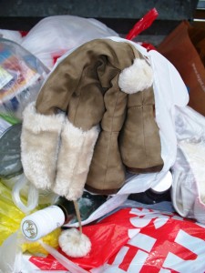 Ein Paar nagelneue, ungetragene völlig tadellose wunderschöne Kuschelstiefel in aktuellem Design im Restmüll. Das ist doch Wahnsinn!!!