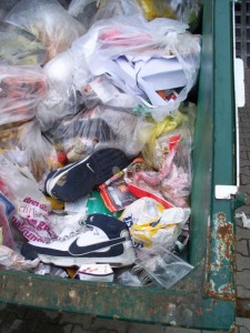 Was für ein Haufen Dreck - und die kaputten Basketballstiefel mittendrin!