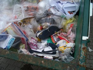 klobige Basketballstiefel in Gr. 50 passen halt nur schlecht in einen normalen Küchenmüllbeutel.
