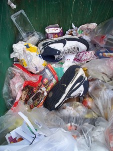So, wie die Nikes achtlos mit Schwung in die große Restmüll-Containermulde hinein geschmissen wurden, ergab das ein geiler Anblick!