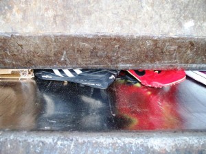 Müll0312 055.jpg (148.46 KiB) 6334 mal betrachtet Schon wieder traf es den einen schwarzen adidas Sneaker hart, denn beim Pressen verdrehte sich seine Sohle und "radierend" schliff die Sohlenkante über den blanken Stahl.