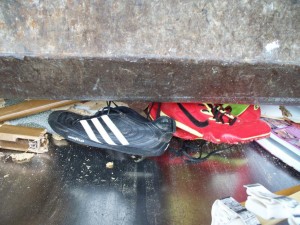 Müll0312 057.jpg (159.32 KiB) 6333 mal betrachtet Innen drin krachten und bersteten Möbelteile und die Nike-Sprinter erwischte das Pressschild nun beide.