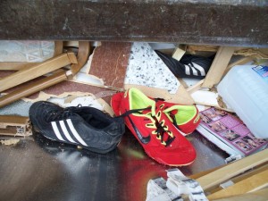 Müll0312 058.jpg (142.13 KiB) 7042 mal betrachtet Der eine schwarze Sneaker war schon tief zwischen zermalmten Möbelteilen eingeklemmt.