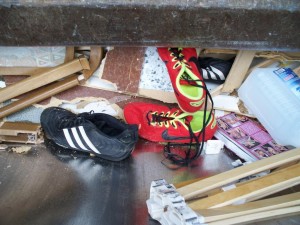 Müll0312 059.jpg (136.21 KiB) 7042 mal betrachtet Es passiert selten, aber hier ritt den einen Orangenen Engel der Schalk: Er meinte, der eine Nike-Sprinter hätte sich ja beim letzten Mal abseilen wollen und zur ausgleichenden Gerechtigkeit legte er genau diesen Schuh schnell unter das laufende Pressschild!