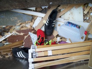 Müll0312 061.jpg (130.33 KiB) 7040 mal betrachtet Die Presse begann sich wieder zu öffnen und schon rutschten Presstrümmer runter.