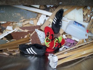 Müll0312 062.jpg (144.77 KiB) 7040 mal betrachtet Nochmal lagen die gepressten Sportschuhe beisammen.