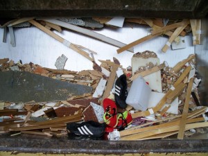 Müll0312 063.jpg (152.49 KiB) 7040 mal betrachtet Der Sperrmüll war jetzt richtig klein gepresst und zerbröselt.