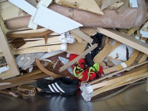Müll0312 064.jpg (127.58 KiB) 7040 mal betrachtet Das ganze gepresste Gerümpel sackte beim Öffnen des Pressschilds teilweise wieder runter in die Müllschüttung.