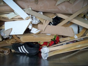 Müll0312 065.jpg (114.79 KiB) 7040 mal betrachtet Dann wurden die Sportschuhe vom übrigen herunter sackenden gepressten Sperrmüll verschüttet.