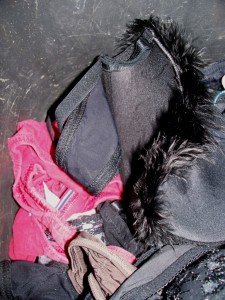 Welch ein Kontrast: Eine schmutzige Mülltonnenwandung und daran liegen weiche, puschelige und süße Wäsche einer hübschen Frau!!