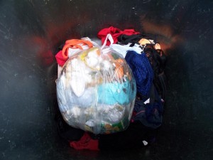 Ein dumpfer Schlag und ein dezentes Rascheln, der Küchenmüllbeutel lag nun auf den süßen Lumpen.