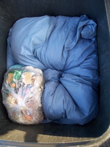 Müll0312 136.jpg (182.84 KiB) 5833 mal betrachtet Altes Bettzeug von Lena wurde ausrangiert und in die Mülltonne gestopft und ein erster Küchenmüllbeutel gleich hinterher. Schon sickerte Müllbrühe ins Bettzeug.