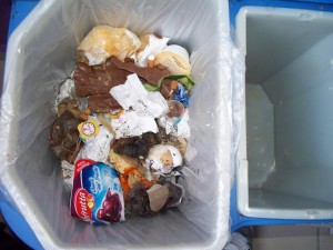 Müll0312 145.jpg (107.16 KiB) 5833 mal betrachtet Währenddessen kündigte Anja beiläufig an, ihre alten Stiefel wegschmeißen zu wollen, die sie noch an den Füßen hatte. Ich riskierte schonmal einen Blick, dort wo sie gleich hinein müssten.