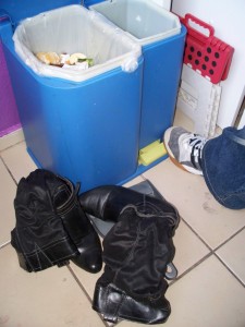 Müll0312 146.jpg (179.32 KiB) 6187 mal betrachtet Anja warf ihre eben ausrangierten Stiefel in Richtung Küchenmülleimer.
