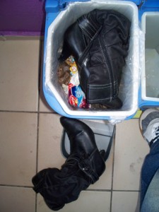 Müll0312 148.jpg (167.56 KiB) 5833 mal betrachtet Meine Versuche, Anja umzustimmen, fruchteten nichts. Sie meinte nur genervt: "Mach' die mal weg, sonst stolpert noch jemand drüber!"