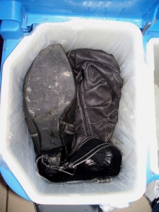Ich bildete mir ein, dass es so aussah, als ob der eine Stiefel mit seiner Sohle den noch kommenden Ekelmüll abwehren wollte.