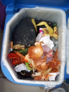 Müll0312 163.jpg (128 KiB) 5833 mal betrachtet Ich drückte den einen Stiefel noch tiefer in den Dreck, damit noch mehr Platz für viel weitere Essensreste war.