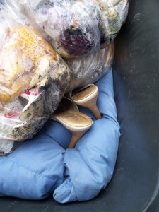 Die hohen Absätze sackten auch tiefer ins Bettzeug und ein letzter Blick zu den Abdrücken im  Vorfußbereich im Inneren war möglich.