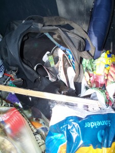 Hier eine nur halb ausgeräumte Sporttasche einer Frauenfußballerin.