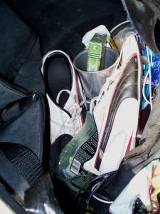 Shorts, Fußballschuhe, Fast leeres Duschgel, ein Becher und anderes Zeug lag noch in der Sporttasche.