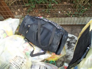 Eine große gefüllte Sporttasche.