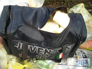 Ob diese Tasche von der Abfuhr des Gelben Sacks mitgenommen wird, oder doch die Restmüllabfuhr sich drum kümmern muss ... ?