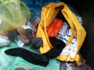 Müll0312 288.jpg (95.56 KiB) 8174 mal betrachtet Verschwitzte Sportsocken, süße Oberteile, alte Nylons, - alles nicht die Mühe wert, zum Altkleidercontainer zu bringen.