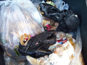 Die Müllbrühe hatte Anjas Stiefel ganz durchfeuchtet. Als letzten Dienst saugen alte Lumpen und Schuhe im Hausmüll den ekligen Siff auf und so bleibt unsere Mülltonne meist sauber!