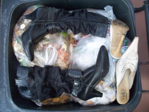 Müll0312 249.jpg (113.42 KiB) 7688 mal betrachtet Während die Pantoletten dank ihres "Totenbettes" sauber blieben, mussten Anjas Stiefel grob abgewischt werden, um so fotografiert zu werden.
