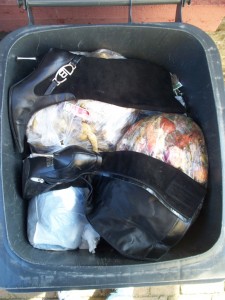 Müll0312 290.jpg (212.03 KiB) 7120 mal betrachtet Endlich! Mein Parkett muss in Anjas Wohnung nicht mehr leiden!