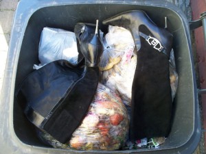 Müll0312 295.jpg (113.35 KiB) 7114 mal betrachtet Ich musste mich beeilen, die noch makellos schönen Wildleder-Stiefelschäfte zu fotografieren, denn Lena kehrte gerade den Hof und später noch die Straße.