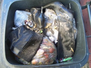 Müll0312 298.jpg (157.79 KiB) 7120 mal betrachtet Jetzt sahen die Stilettos schon eher nach Restmüll aus und "passten" so besser in die Mülltonne.