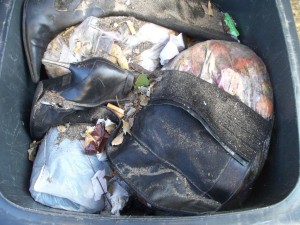 Müll0312 300.jpg (166.24 KiB) 7114 mal betrachtet So müssen / können Müll-Stilettos aussehen!