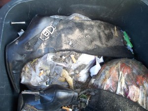 Müll0312 301.jpg (163.25 KiB) 7120 mal betrachtet Man meint, die geilen Müll-Stilettos hätten schon genug abbekommen, aber nun ging Lena raus das Trottoir kehren!