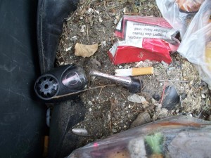 Immer noch ragte der eine Metallstiletto nach oben. Den nächsten siffigen Müllbeutel würde er vermutlich aufstechen. Daneben lag ein ausgedienter Lufterfrischer.
