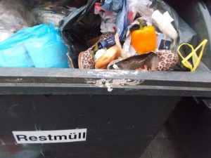 Müll0315 151.jpg (468.57 KiB) 11427 mal betrachtet Endlich! Gleich ist der stinkende Dreck gleich "weg"!